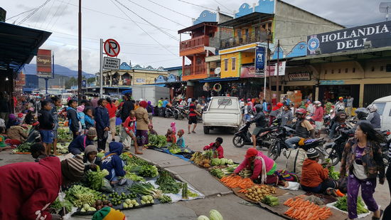Nach dem Supermarkt besuchen wir den Markt...