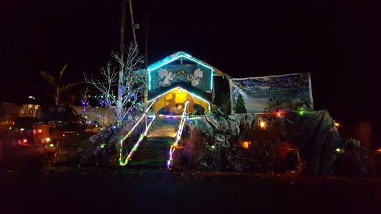 Wieder so eine riesige Krippe, die jetzt beleuchtet ist und mit lauter Musik beschallt wird