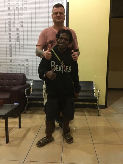 Trotzdem müssen wir etwas warten. Diese Permit kostet übrigens nichts. Man braucht aber 2 Passbilder