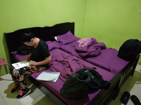 Heute beginnen wir unsere 3-tägige Tekkingtour. So mies das Hotel ist, das Frühstück im netten Cafe nebenan ist inklusive