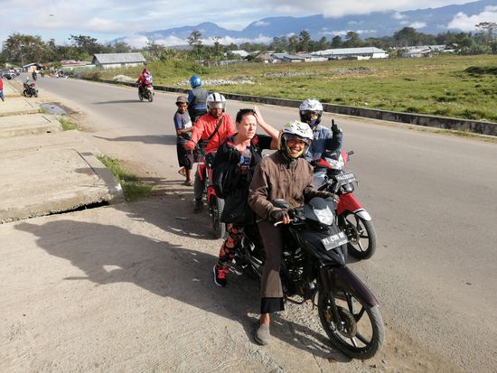 Wieder mit Ojeks (Mopedtaxi) die paar Meter bis zu seinem Haus