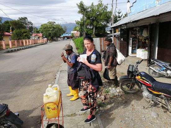 Unser Gepäck lassen wir in Kanaks Haus und nun ist auch unser Porter Adi da