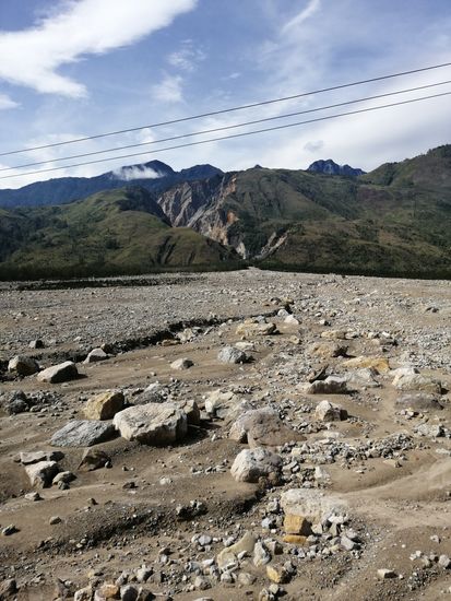 Auf halber Strecke gab es einen Erdrutsch und wir werden tüchtig durchgeschüttelt..