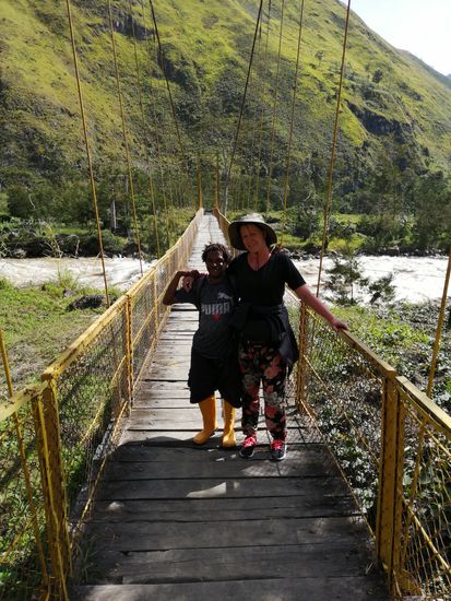 Eine wackelige Brücke, die bei uns schon lange gesperrt wäre..
