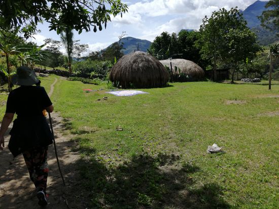 Erste Hütten sind zu sehen.