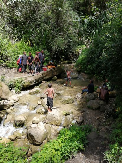 Kinder baden hier und begrüßen uns aufgeregt
