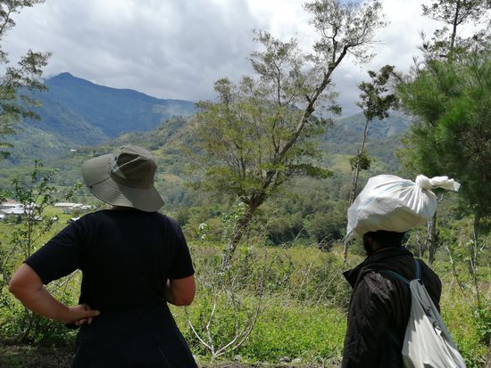 Adi hat viel zu schleppen: Unser Wasser, Verpflegung und noch Gepäck. Das Schwerste trägt er auf dem Kopf