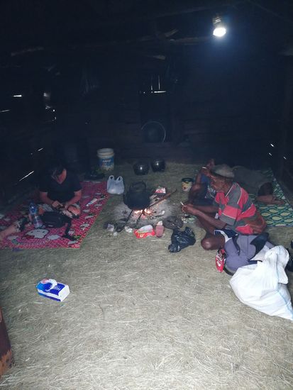 Abends sitzen wir am offenen Feuer in der Küche