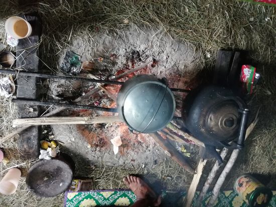 Später wird Reis in einem Topf gekocht. In einer Art Wok bereitet Adi aus viel Knobi und Zwiebeln, Kohl und den gekauften Dosenthunfisch ein leckeres Gericht zu.
Es ist so viel, dass alle LEute die da sind und noch dazukommen davon satt werden.