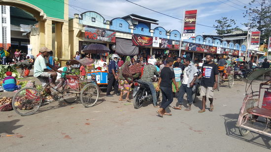 Wieder gibt es viel zu sehen, sodass wir zum Bemo kommen, als es schon voll ist