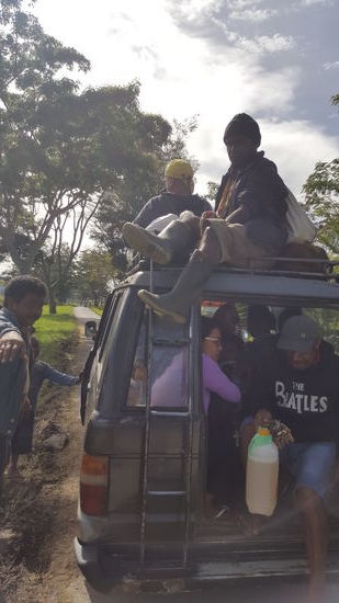 Aber voll heißt hier ja dass immer noch was geht...ich muß mich noch hinten reinquetschen, sodass auf den 7 Plätzen schließlich 16 !!! Menschen (inkl Kinder) sitzen