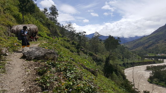 Wir begegnen vielen Leuten und jedesmal werden Hände geschüttelt..
