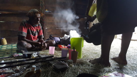 Immer wieder kommen Alte, Junge und Kinder herein. Und immer werden die Hände geschüttelt