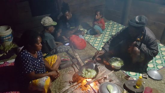 Wasser für Tee und Kaffee wird gekocht