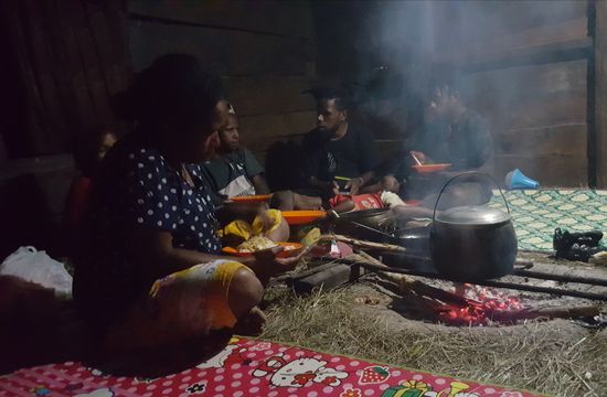 Die Jugendlichen spielen Spiele zu Zweit am Handy