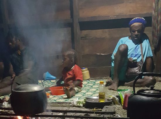 Einmal kommt ein älterer Mann herein und reicht dem kleinen Kind einen ca 10x10 cm großen Klumpen Schweinespeck -der dann später aber aufgeteilt wird