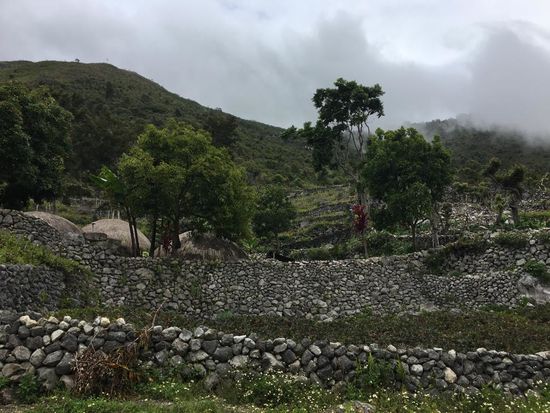 Am späten Nachmittag erreichen wir das Dorf „Ugem“, hier soll unsere erste Übernachtung sein.
Auch dieses Dorf ist von einer Steinmauer umgeben