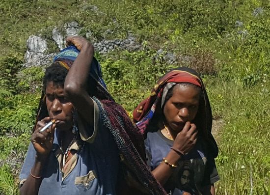 Wieder Hände schütteln, Small talk und Zigaretten werden verteilt