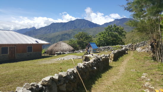 Hier stoppen wir. Hinter der Steinmauer ist ein kleiner Tisch. Ein Verkaufsstand, wo man Zigaretten und Tabak kaufen kann. Außerdem dieses eklige Kauzeug, welches die roten Zähne macht