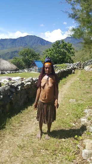 Auch sie kommt dazu und möchte gegen Bares abgelichtet werden