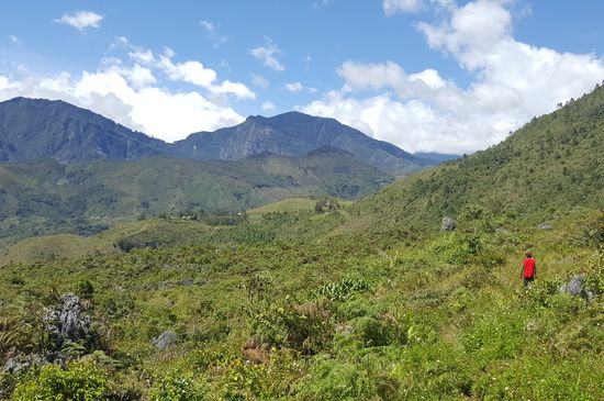 Dort geht wieder einer mit dem traditionellen Kopfschmuck