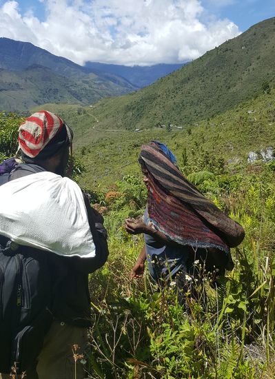 Wir treffen wieder eine Gruppe schwer bepackter Leute mit den traditionellen Taschen, die sie größtenteils auf dem Kopf tragen