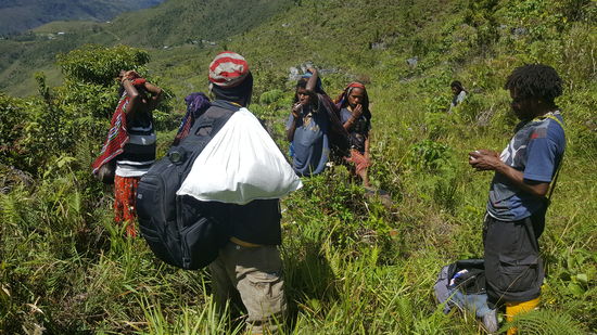 Die Frau links hat eine Tasche aus der quiekende Geräusche kommen. Grinsend präsentiert sie uns den Inhalt: