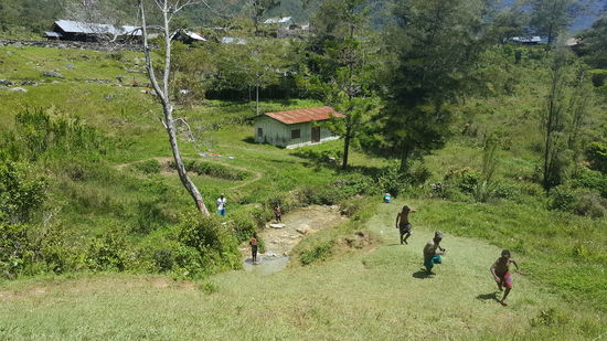 Kinder spielen am Bach