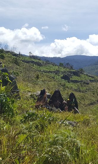 Da sitzen noch 3 Frauen und machen Pause