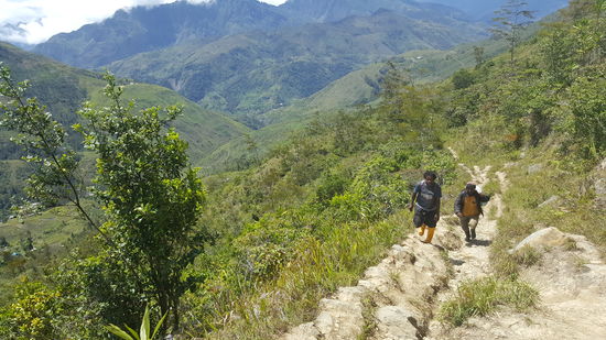 Es geht weiter. Leute werden mit „Selamat pagi“=„ guten morgen“ und später mit „Siang“ = „Guten Tag“ begrüßt