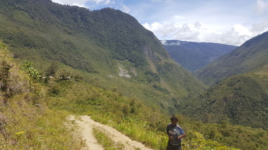 Unser Weg ist nicht so weit. Kanak erzählt uns, dass wir morgen das komplette Stück bis Wamena zurücklaufen müssen.