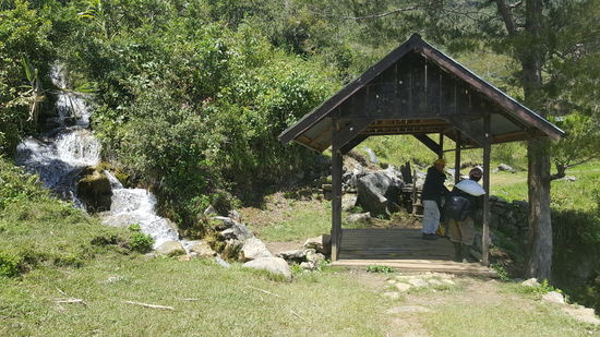 Über diesen Bach mit kleinem Wasserfall gehts ins Dorf