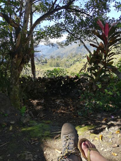 Wir relaxen nach dem Frühstück und genießen die schöne Aussicht