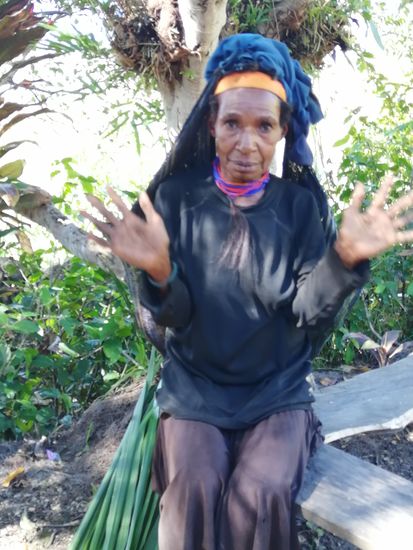 Diese feine Dame posiert gerne. Sie trägt eine Kette aus Schweineborsten.
Schwein heißt übrigens „bibi“