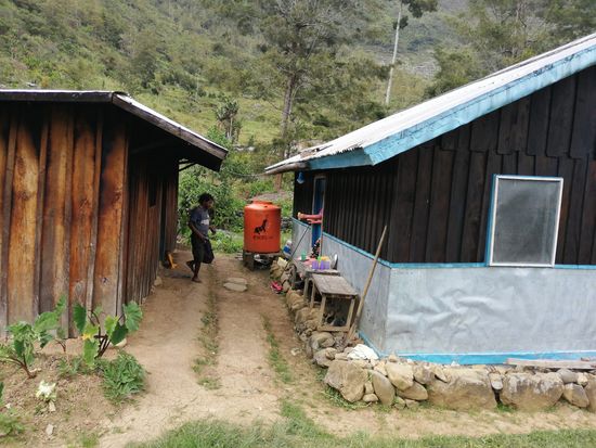 Rechts ist das Wohnhaus und link ist wieder die Küche, in der im hinteren Teil die Schweine wohnen