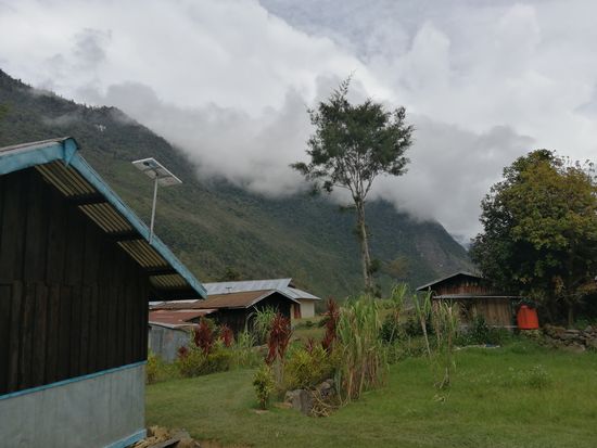 Da wir hier viel Zeit haben, laufen wir herum und die Dorfbewohner suchen den Kontakt zu uns