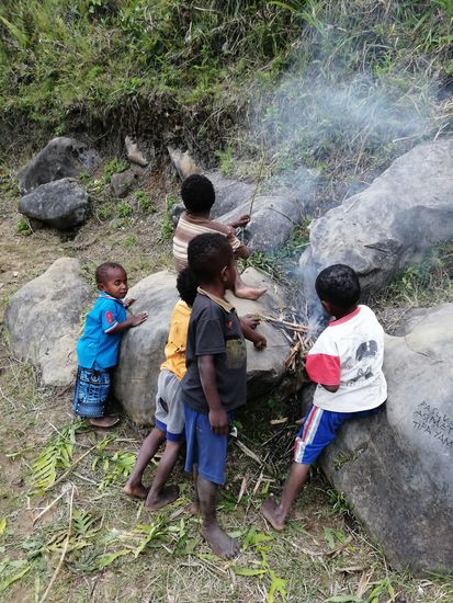 Wir sammeln etwas Müll ein und werfen ihn ins Feuer, in der Hoffnung dass es Wirkung zeigt