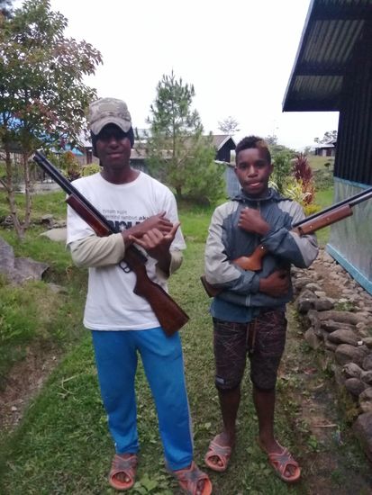 Die Jungendlichen präsentieren stolz ihre Gewehre, mit denen sie auf Jagd gehen