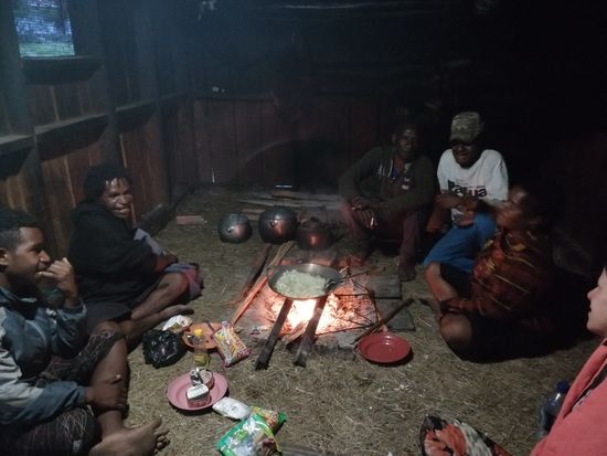 Abends sitzen wir wieder in der Küche am offenen Feuer und es wird Abendessen gekocht.