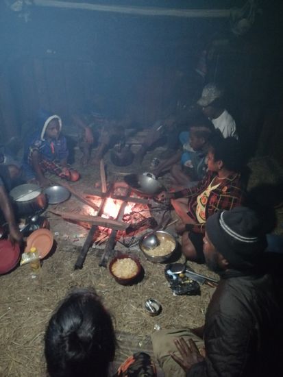 Mit unseren Vorräten bekommen wir 13 Leute satt