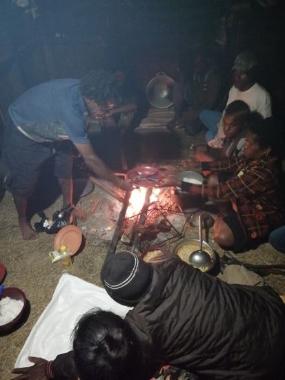 Obwohl er schon ganz blank ist, nimmt ihn sich ein Junge noch vor und knabbert ihn komplett glatt. Dann nimmt ihn ein weiterer Junge, zerbricht ihn und saugt das Knochenmark heraus.
