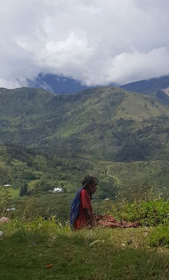 Sie sieht sehr alt aus und als hätte sie viel erlebt