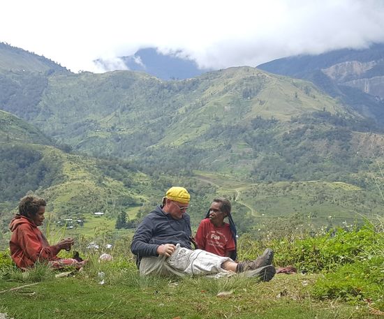 Dann finden wir das ungerecht und geben auch den anderen etwas Geld. Aber auch sie revanchieren sich indem sie uns ihre Ware schenken. So probieren wir nun diese gekochten Dinger, die aussehen wie Birnen und schmecken wie Kartoffeln.