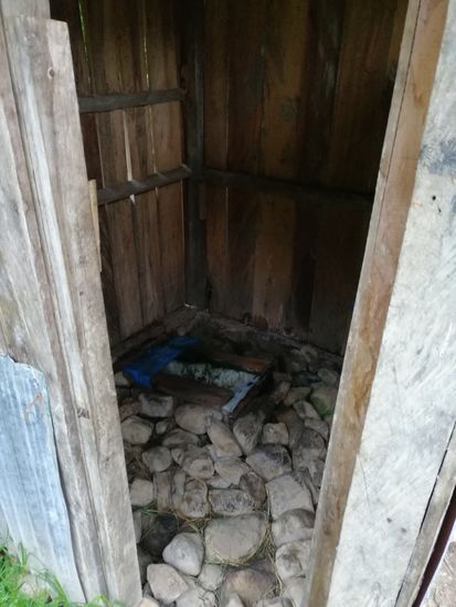 Da muss man sich schon mal mit dem absoluten Minimalismus zufrieden geben...und eine Weile die Luft anhalten. Hier sitzt sicher keiner lange mit handy und daddelt...