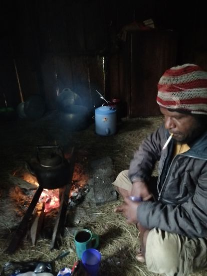Der gute Adi sitzt schon früh in der Küch und bereitet mir einen Kaffee