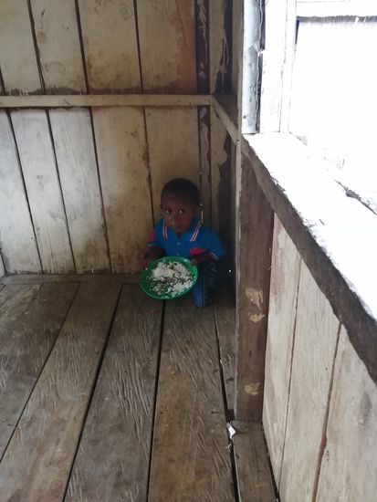 Wer versteckt sich denn da vor dem großen weißen Mann??