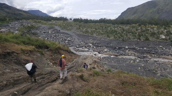 Ich glaube, durch diesen Erdrutsch in Verbindung mit Regen entstand dieser wilde Fluß durch den wir durchmüssen