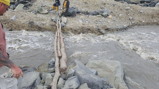 Provisorisch wurde diese Brücke „gebaut“—über die ich nun allen Ernstes rübergehen soll.
Kanak und Adi sind fix drüben. Dirk nach kurzem Zögern auch.
ICh brauche lange bis ich mich überwunden habe. Aber ich sehe keinen anderen Weg...Schließlich ist der gute Adi wieder zur Stelle und hält meine Hand. Kurz vorm Ziel greift auch Kanak zu und sie ziehen mich ans andere Ufer.