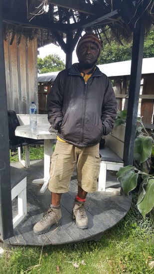 Inzwischen bekommt Adi von Dirk die Schuhe, Strümpfe und auch seine Armbanduhr