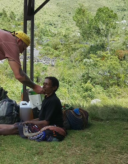 Dirk verteilt wieder Bonbons—natürlich gleich ausgewickelt...